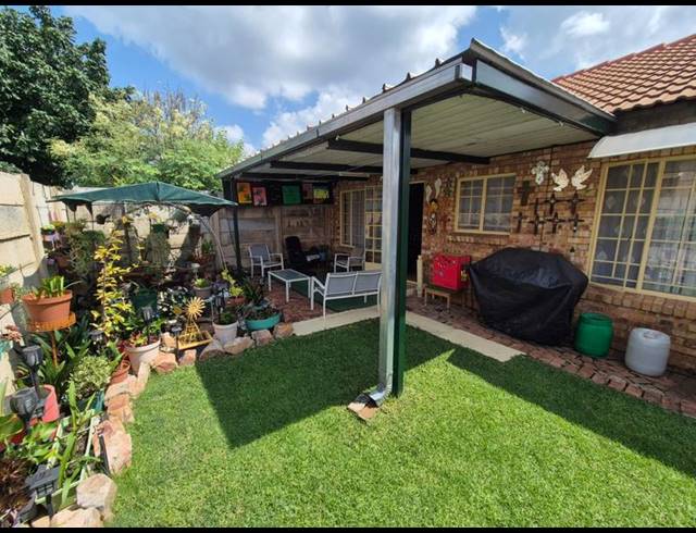 2 BEDROOM TOWNHOUSE FOR SALE IN ANNLIN